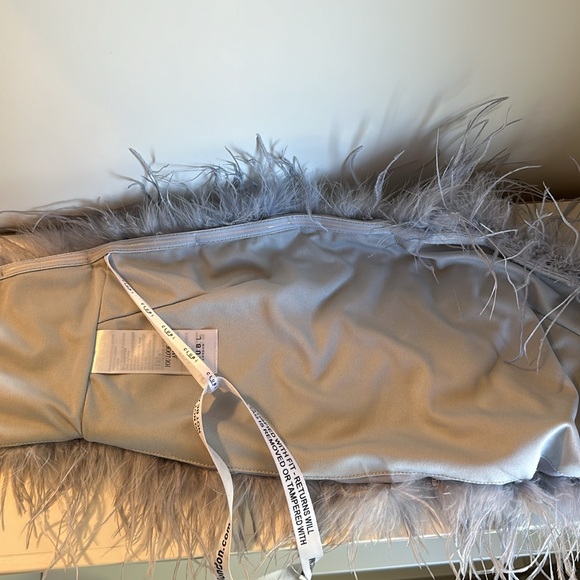 💥CHIC & SEXY💥DREAM DAZE FEATHER BANDEAU CROP TOP in Grey - Picture 6 of 7